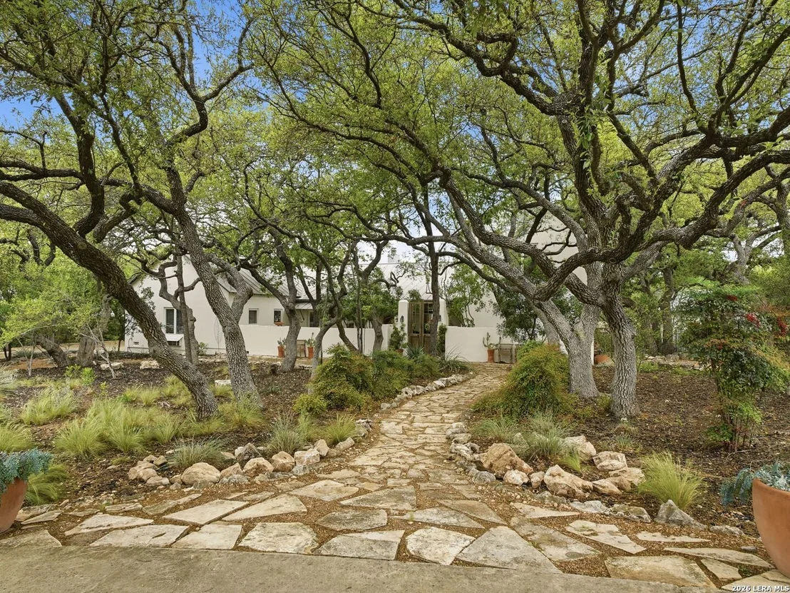 Photo of 2355 Oakland Bend