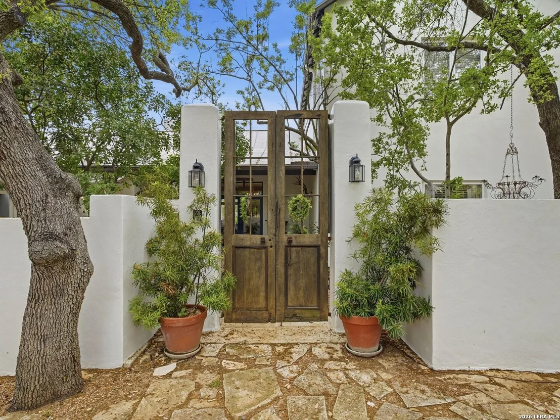 Photo of 2355 Oakland Bend