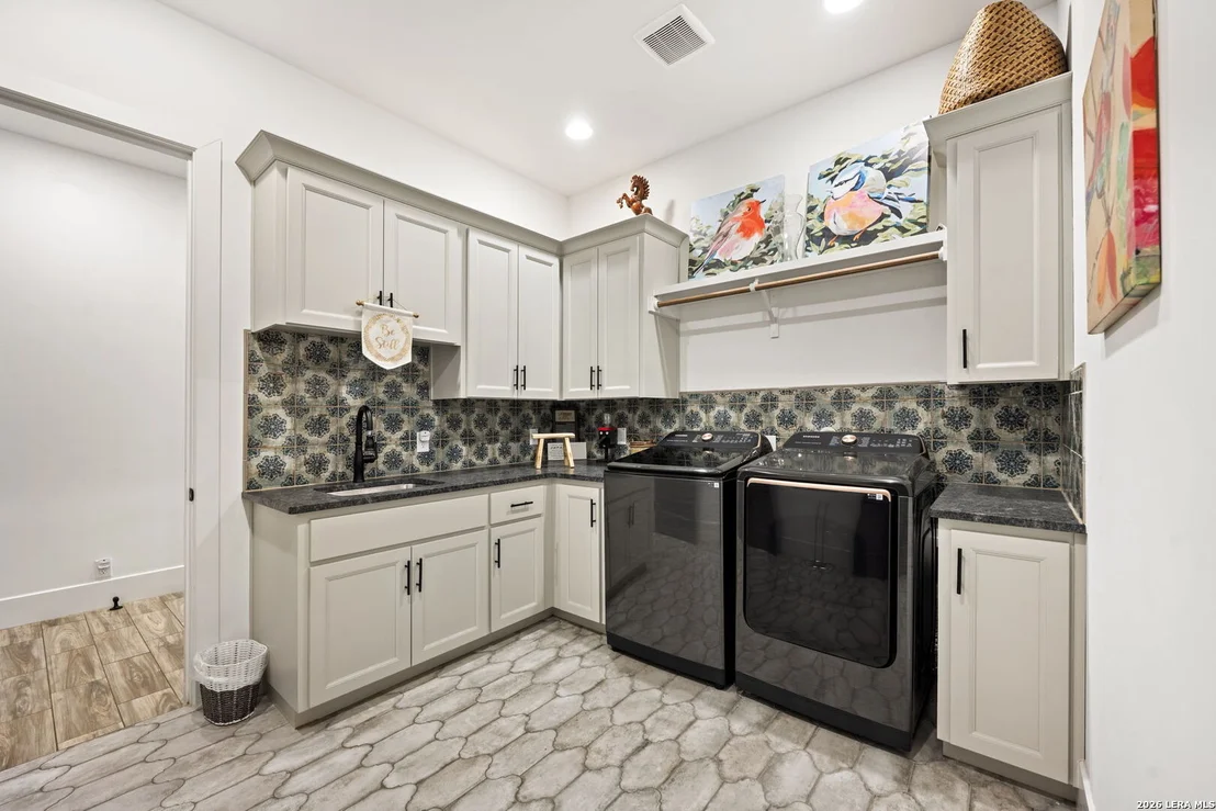 Photo of 979 Belle Oaks
