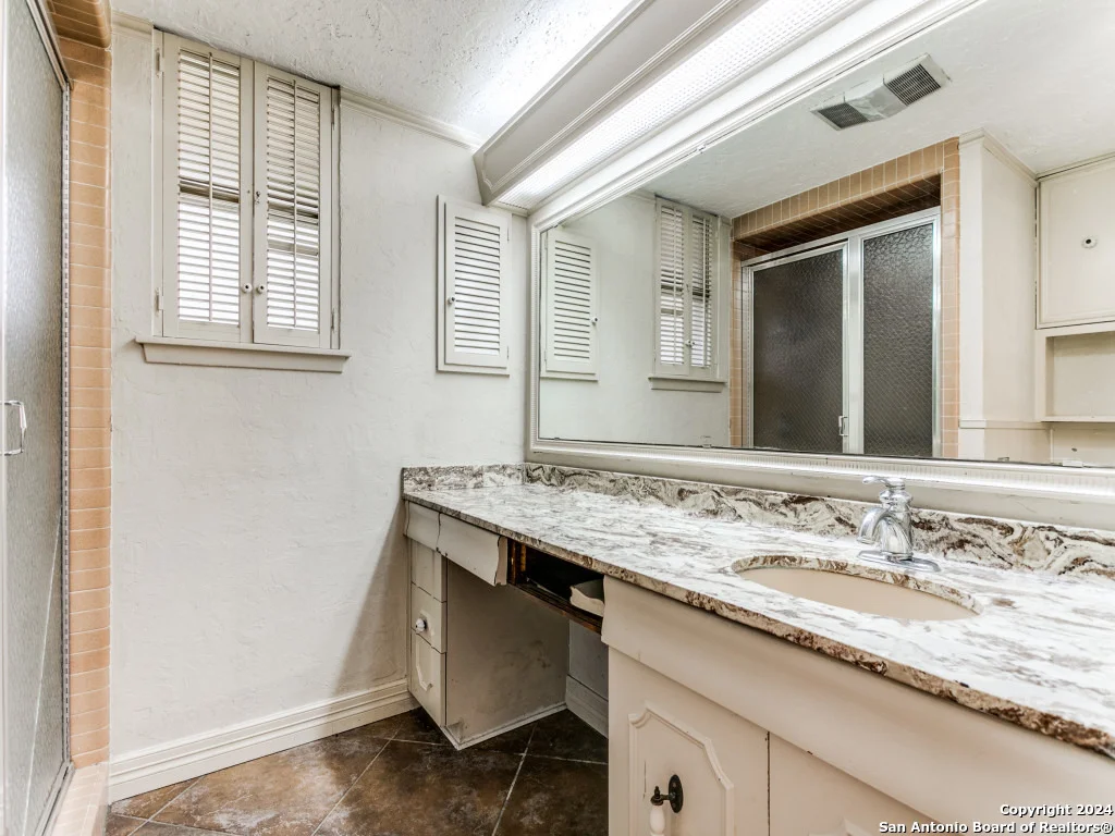 Photo of 10111 iron oak