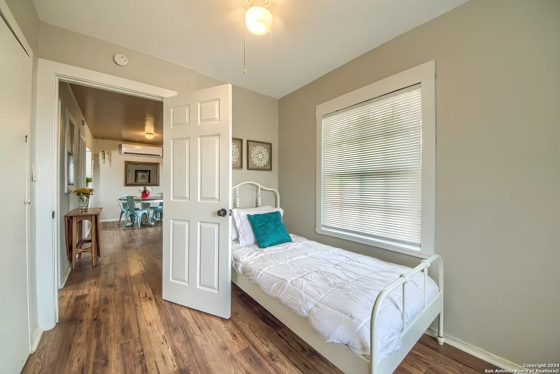 Photo of 1382 RIVER RD