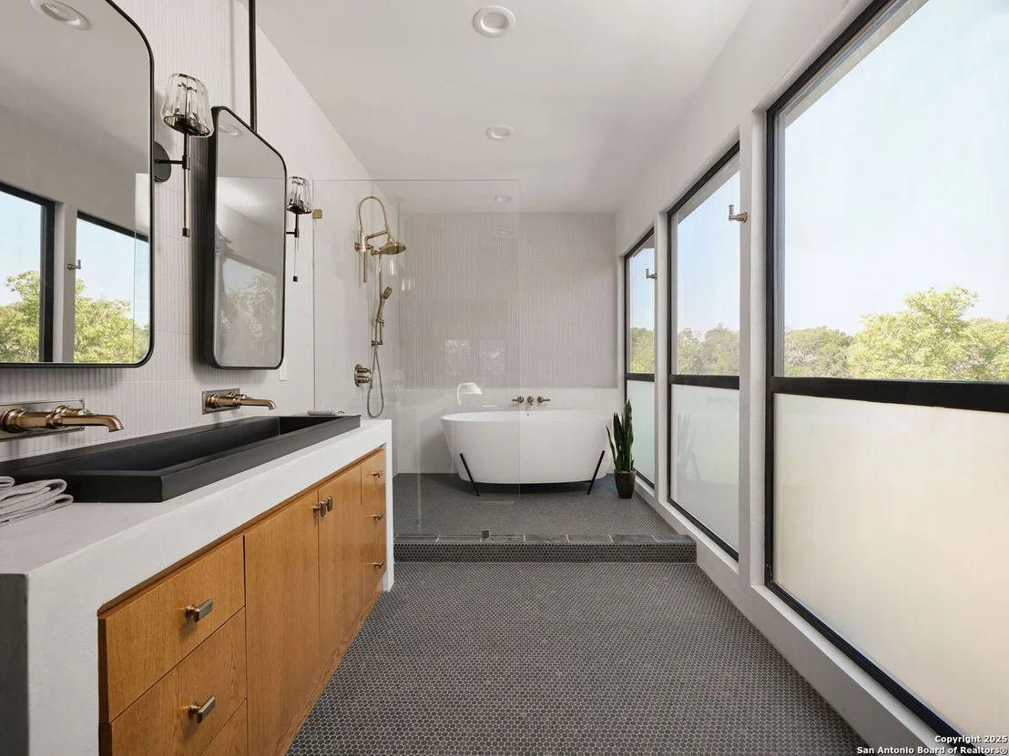 Photo of 353 Lakeview Blvd
