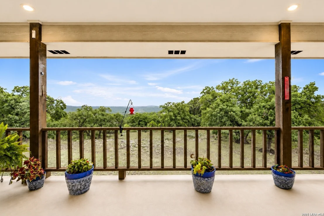 Photo of 138 RIDGE RD W
