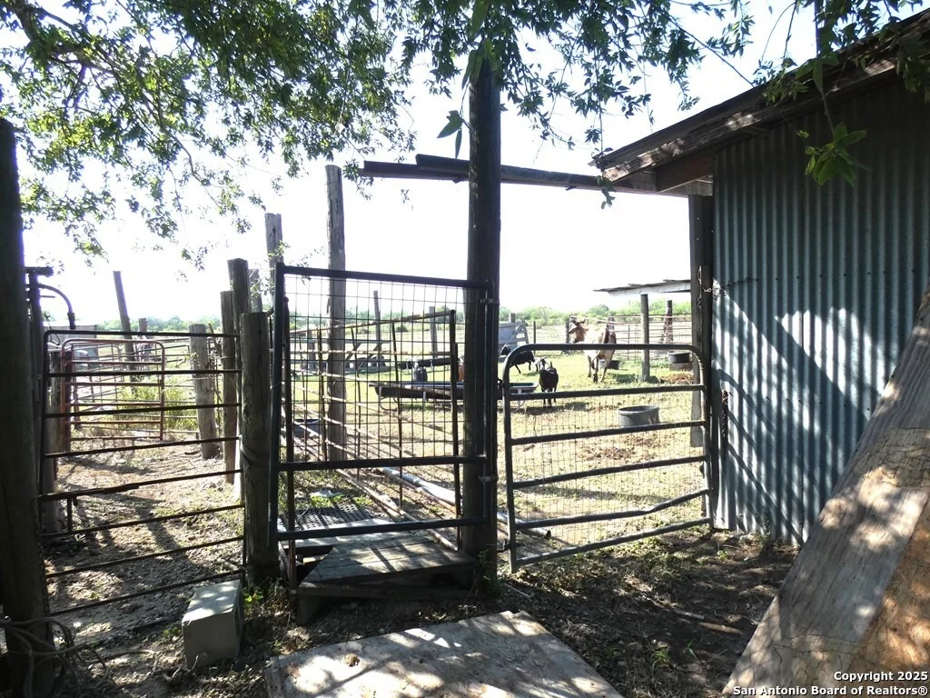 Photo of 227 Deaf Smith Rd