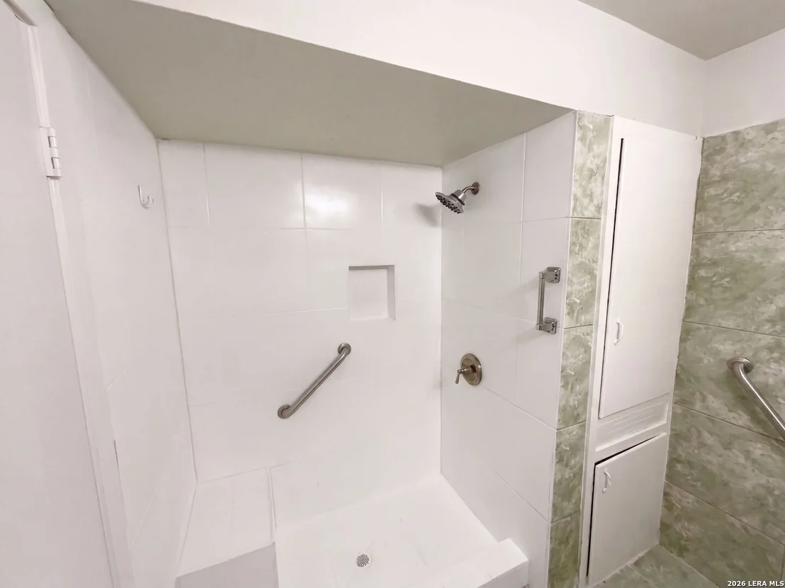 Photo of 222 COLEBROOK DR