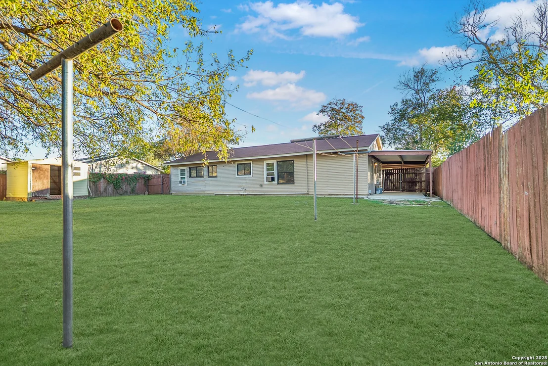 Photo of 5915 Middlefield