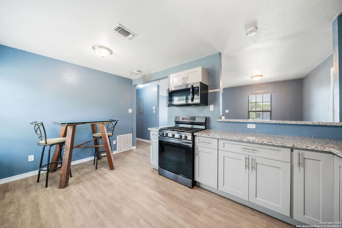 Photo of 915 Deely