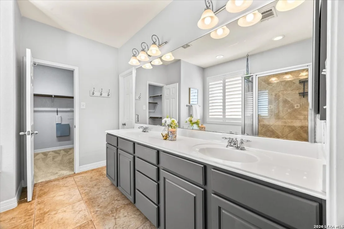 Photo of 430 White Cyn