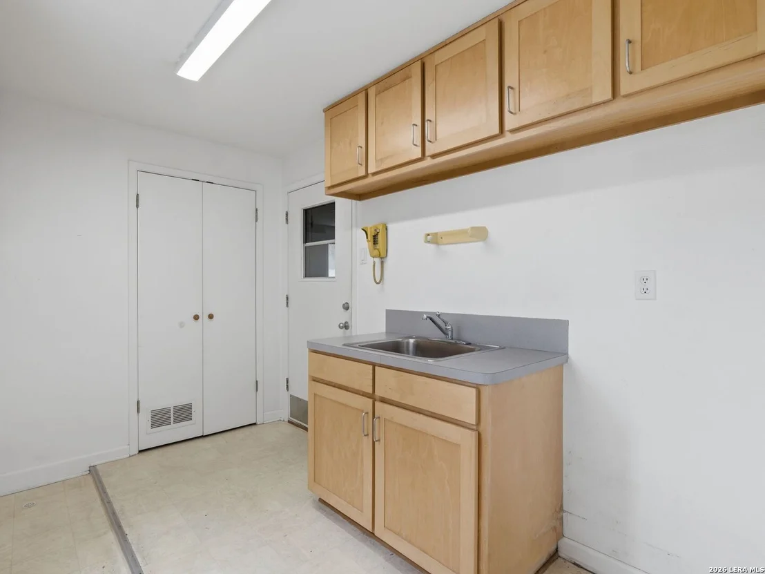 Photo of 968 Queens Dr.