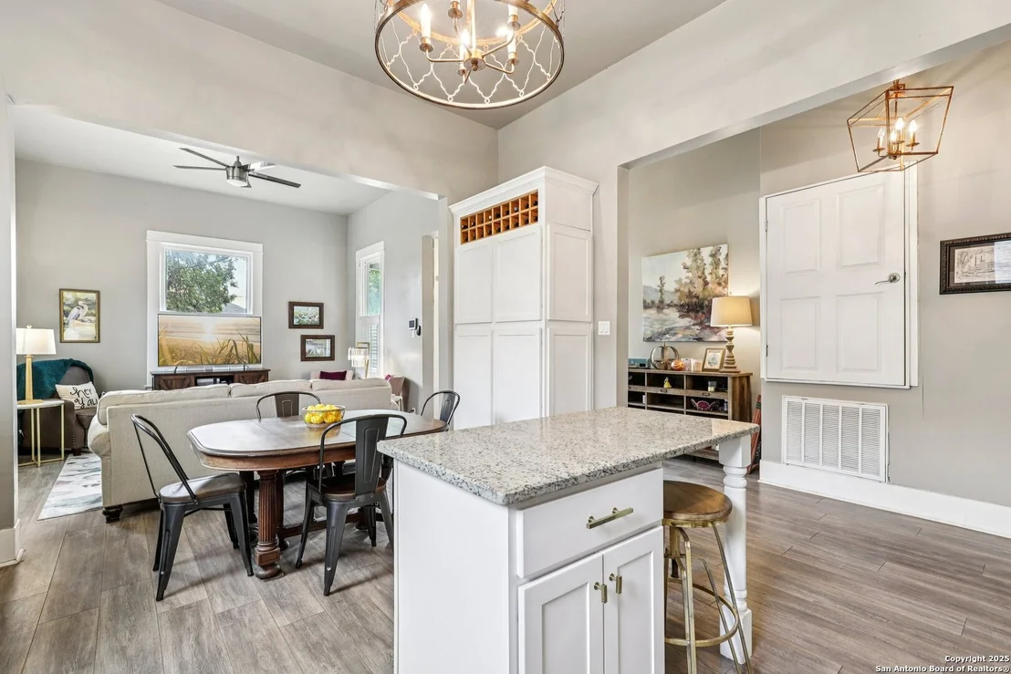 Photo of 721 Saint James