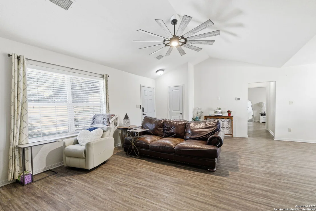 Photo of 2183 Hiline