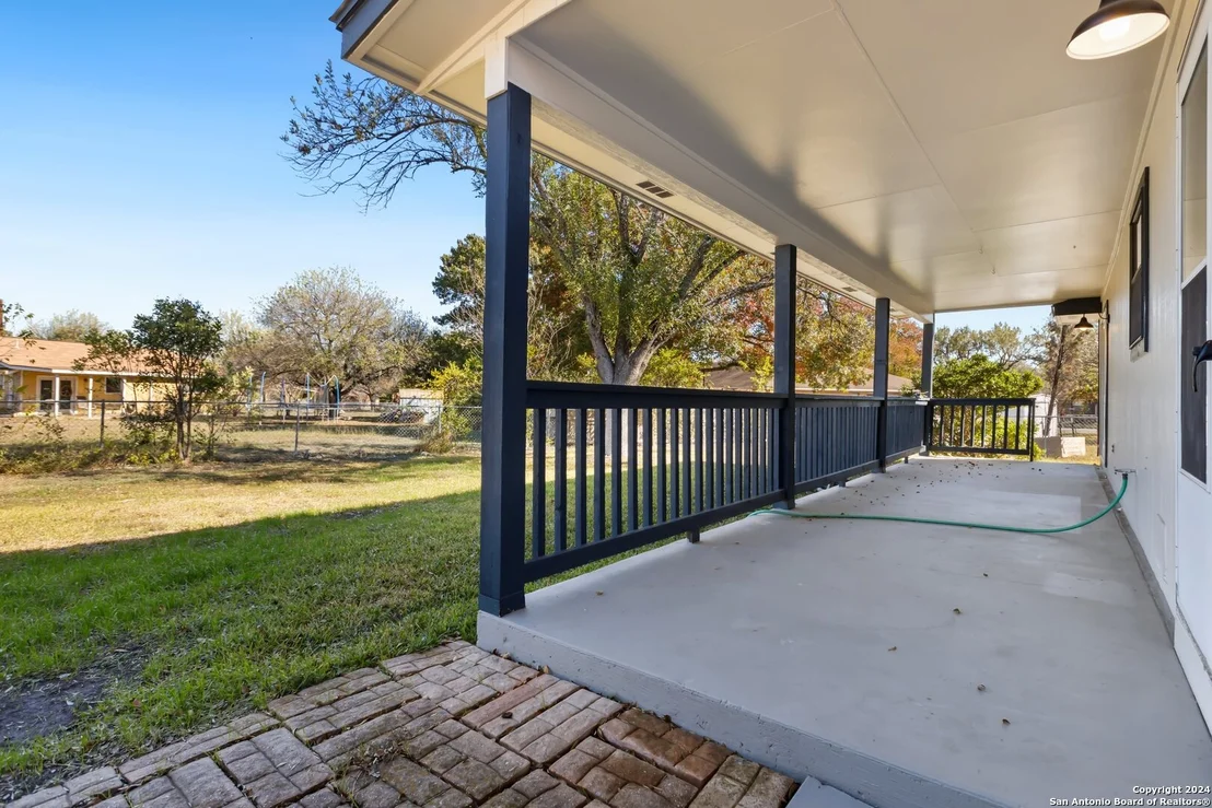 Photo of 8 ROSELAWN CIR