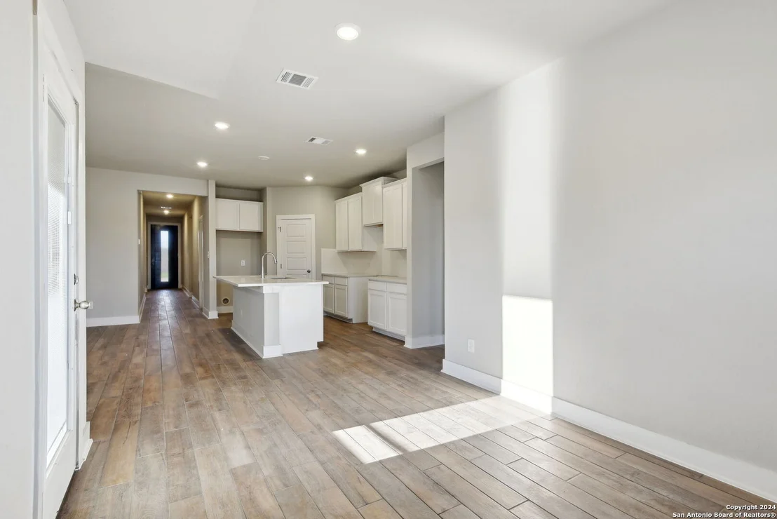Photo of 6406 Comanche Sky