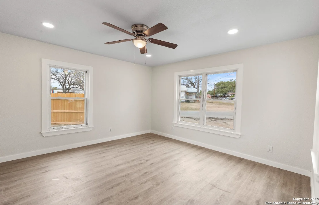 Photo of 601 W MOORE AVE