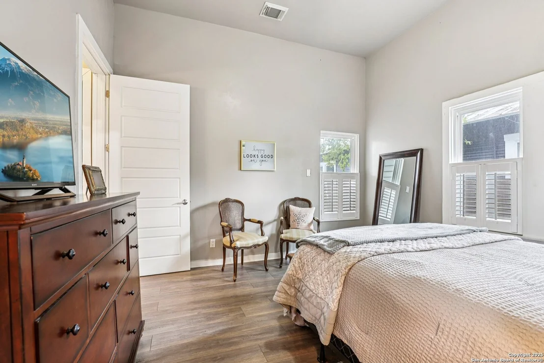 Photo of 721 Saint James