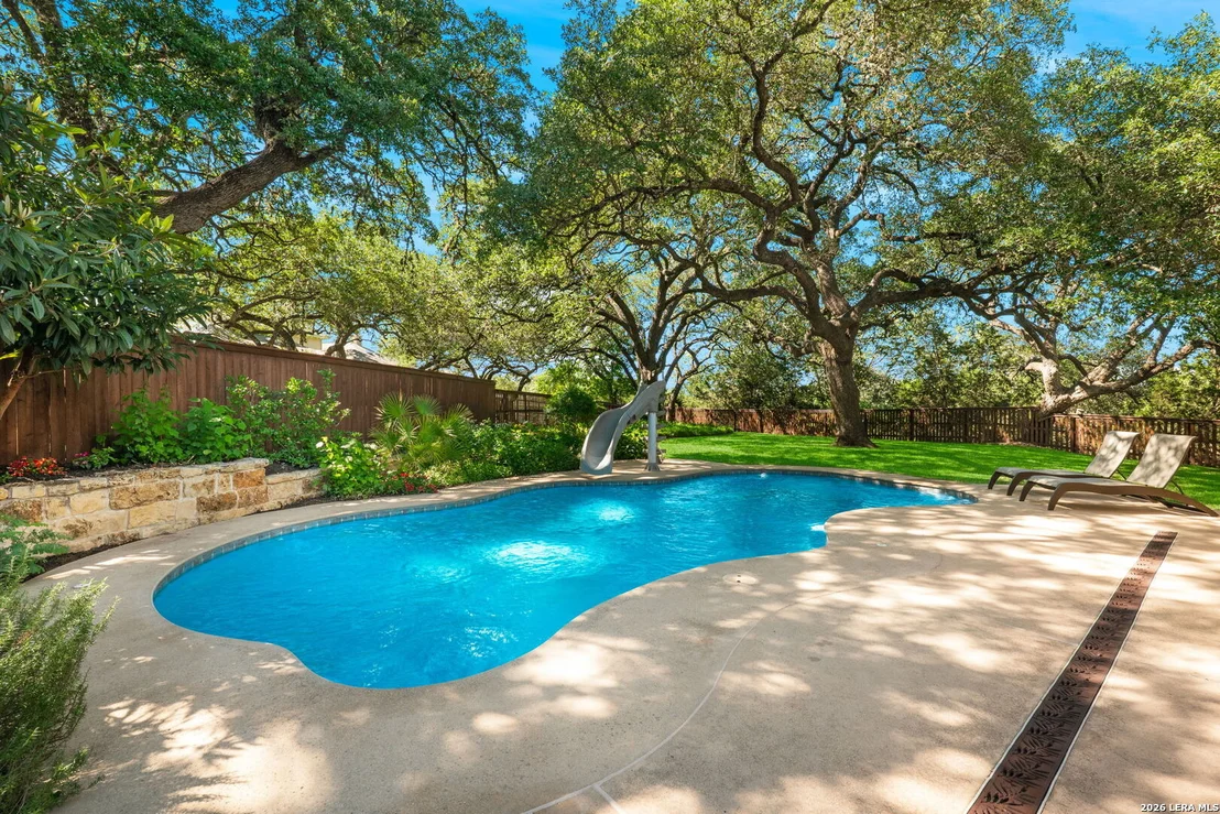 Photo of 221 WINDSOR DR