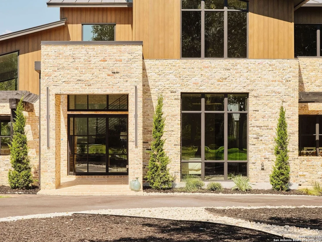 Photo of 353 Lakeview Blvd