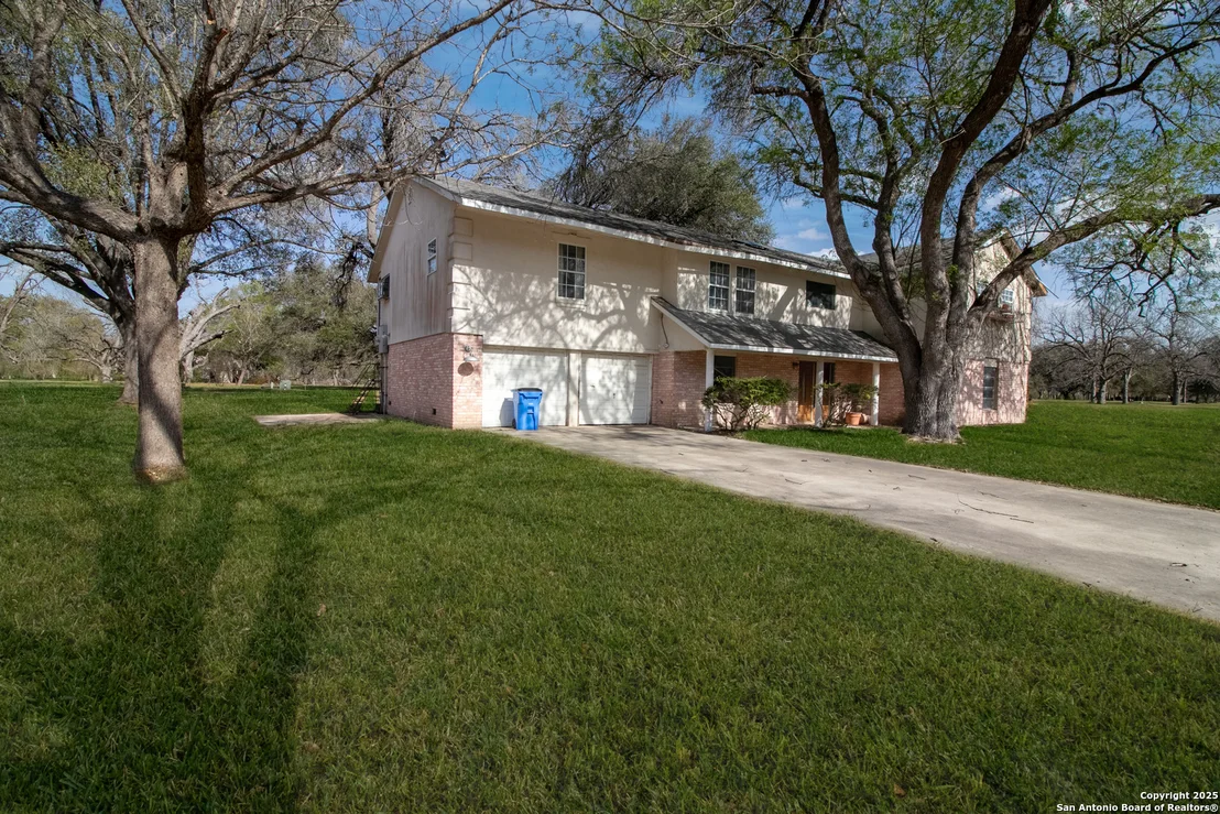 Photo of 7 Glen Cove Dr