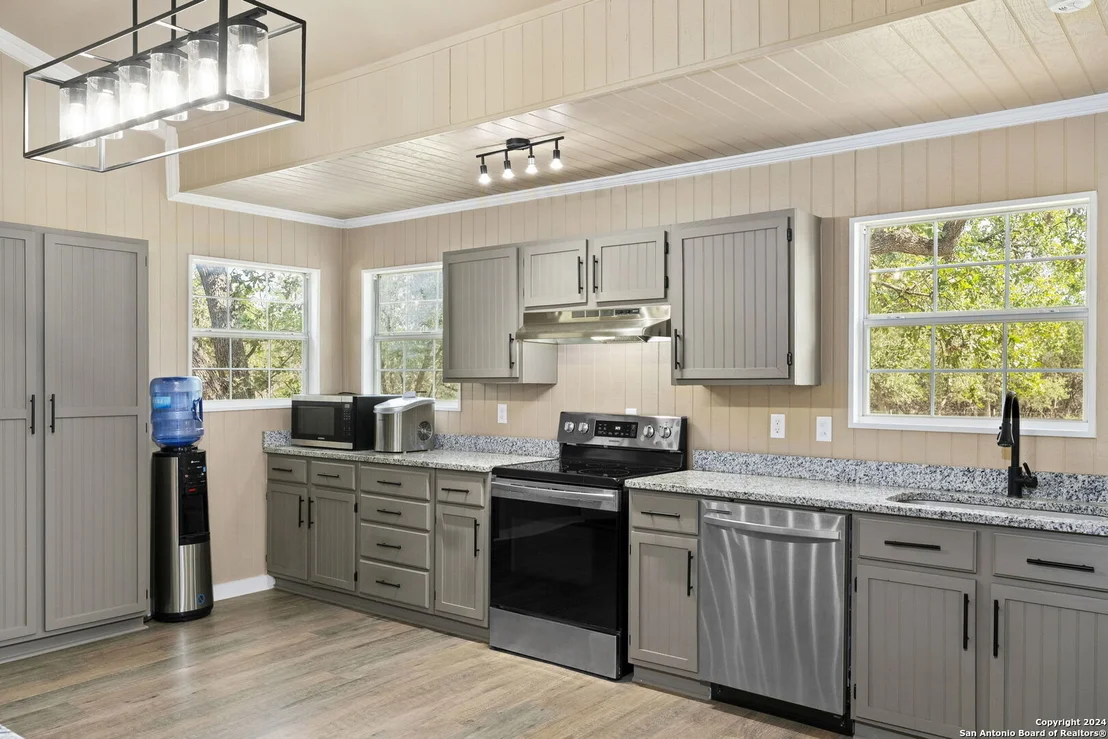 Photo of 592 Oakridge Trail