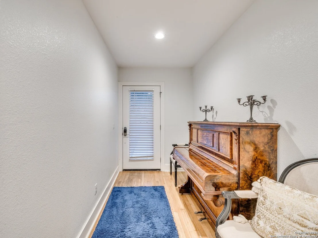 Photo of 337 W Hackberry St