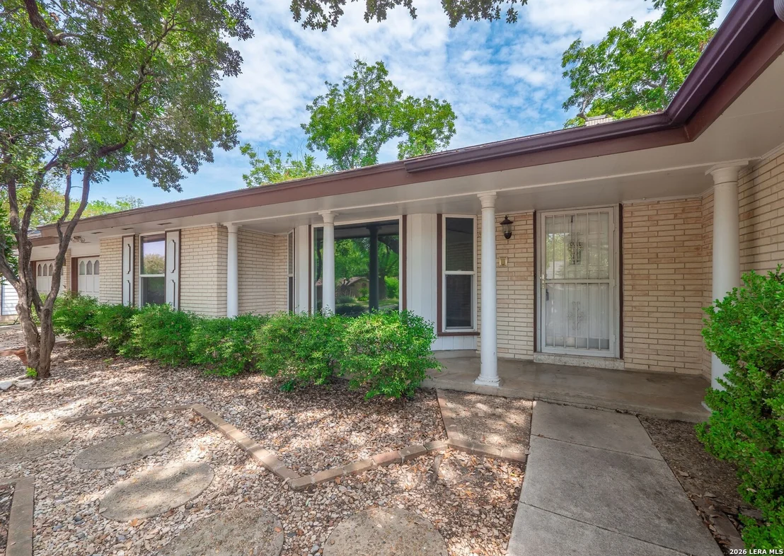 Photo of 621 Balfour Dr