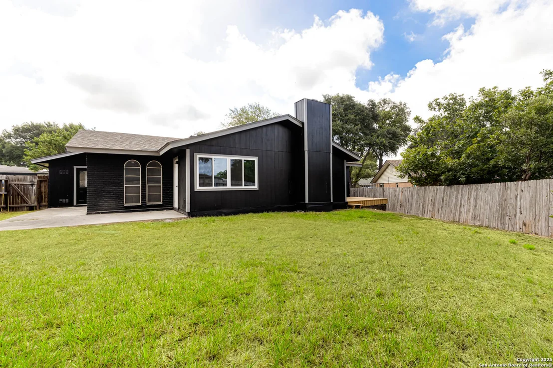 Photo of 6135 ROYAL PT