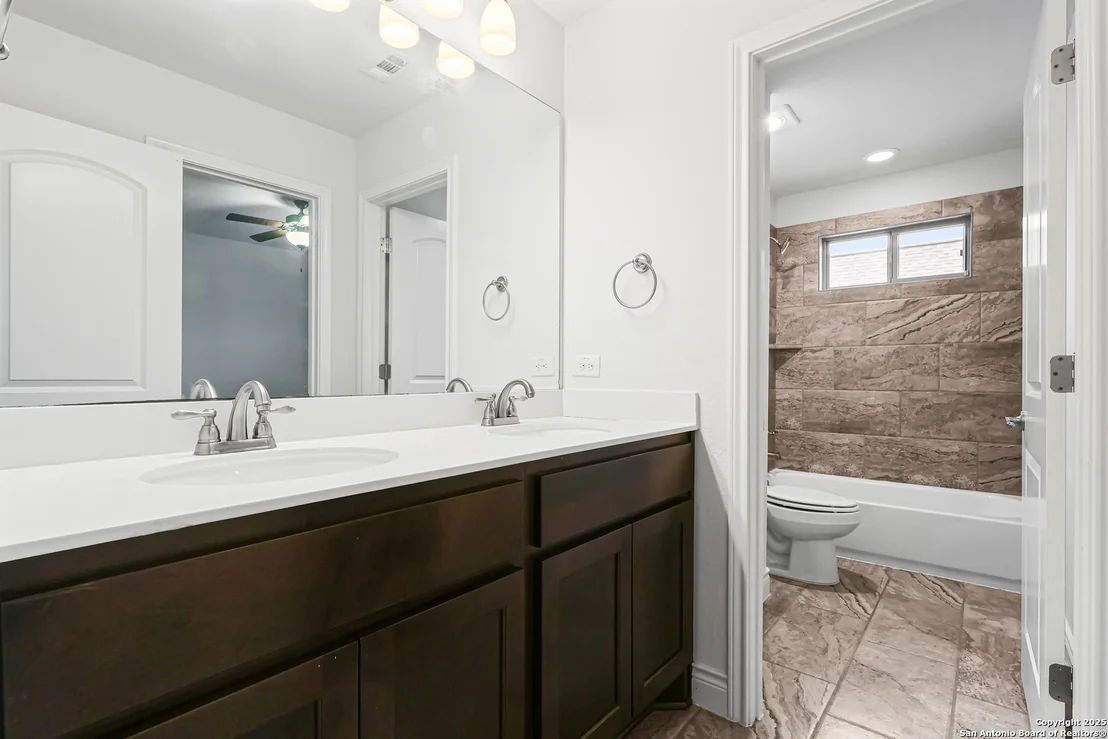 Photo of 427 Evans Oak
