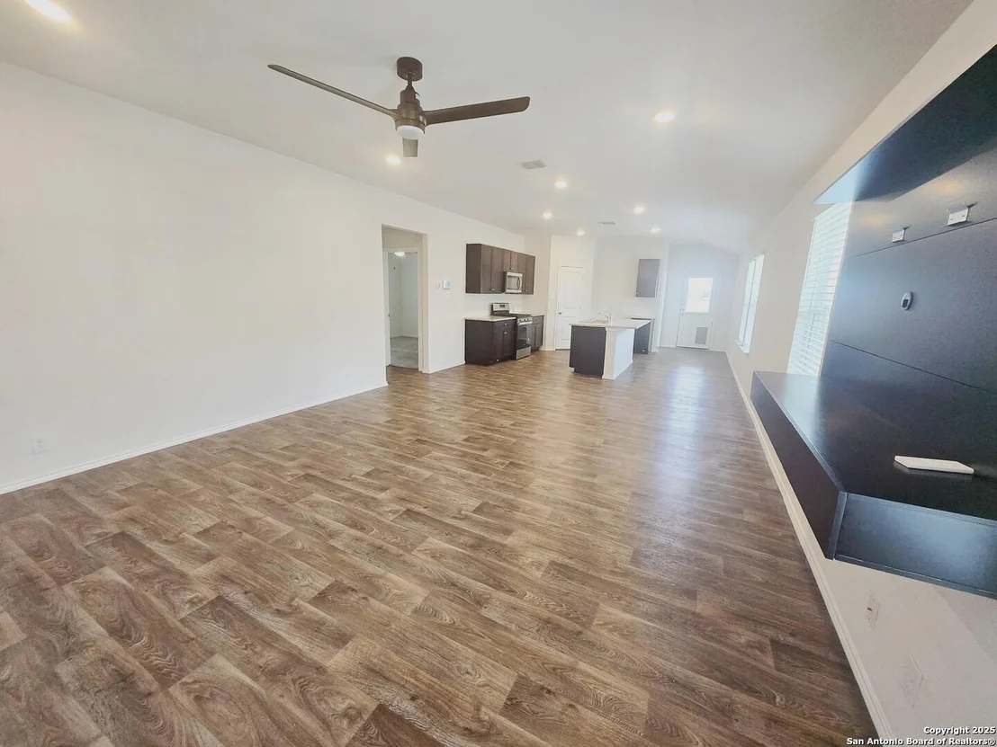 Photo of 437 Middle Green