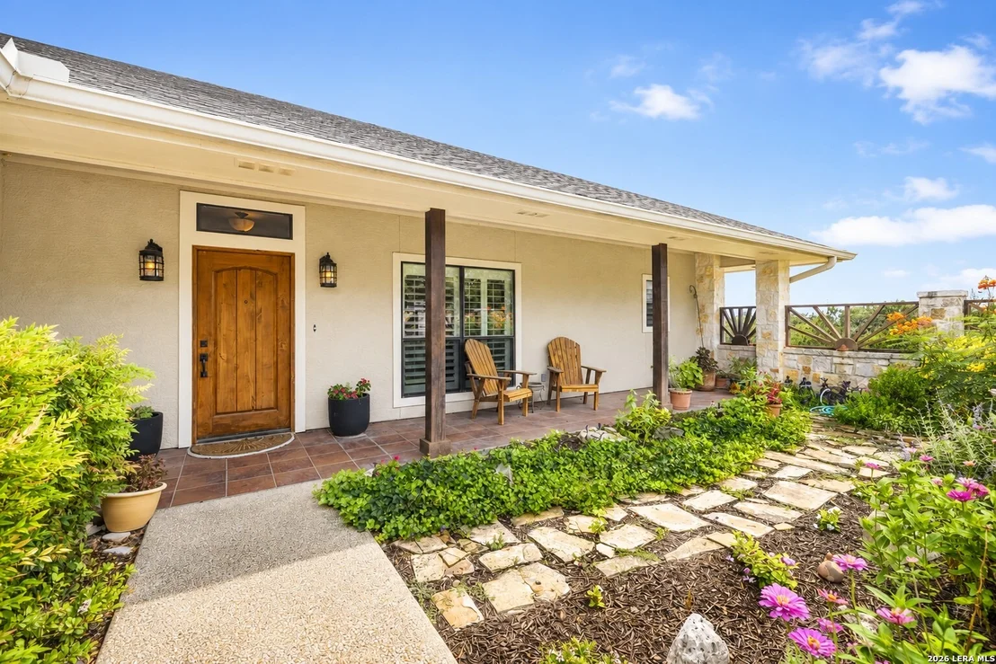 Photo of 138 RIDGE RD W