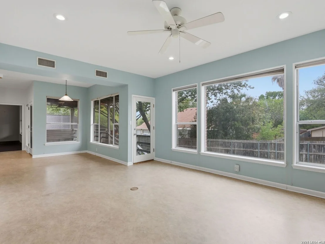 Photo of 968 Queens Dr.