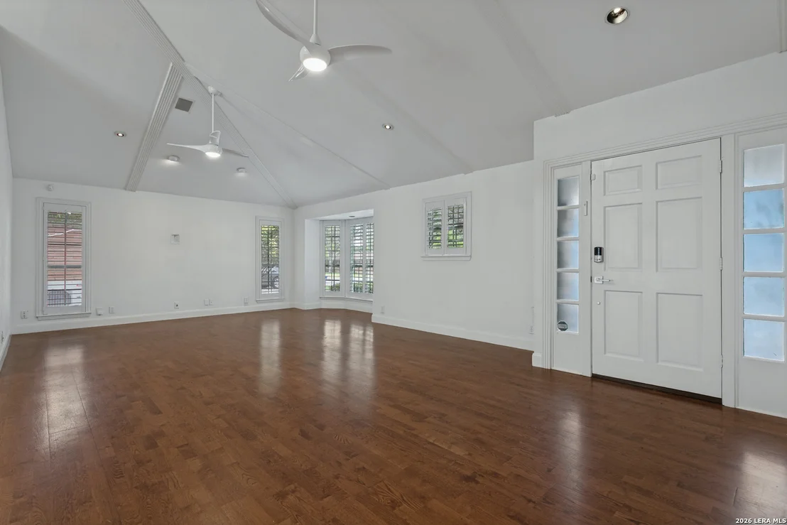 Photo of 538 OAKLEAF DR