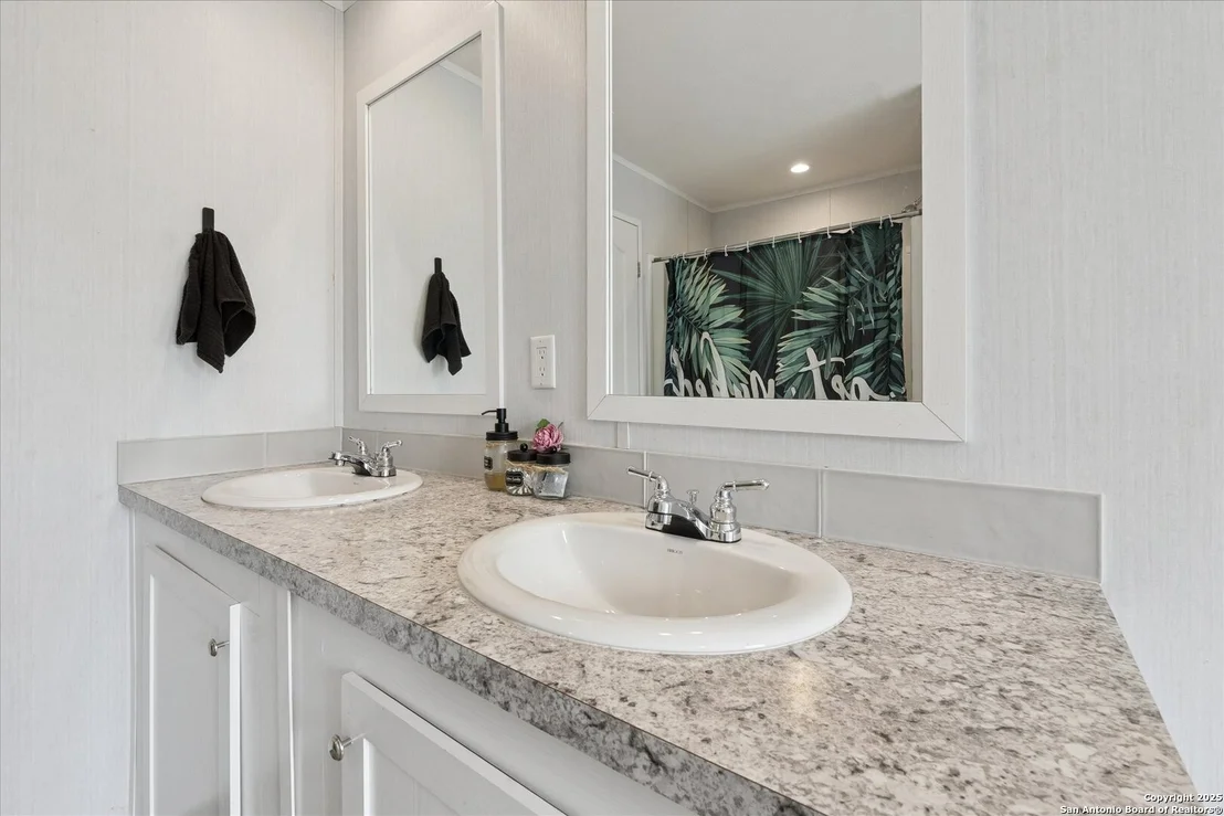 Photo of 385 Forest Oaks