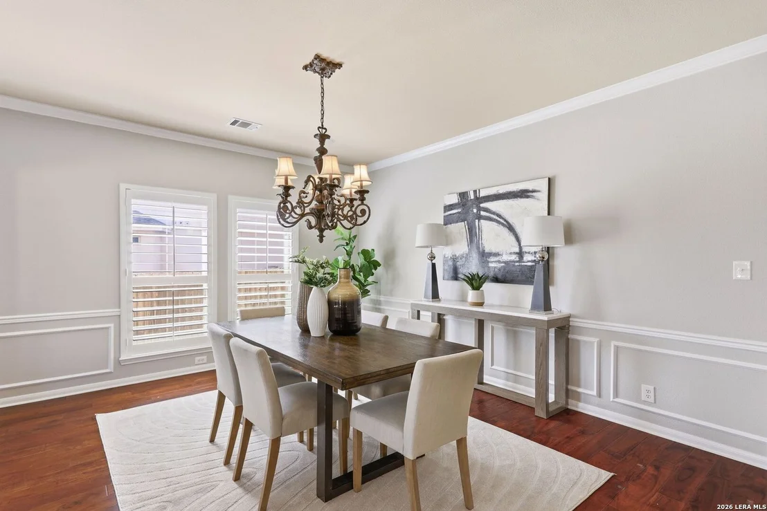 Photo of 831 Queens Oak