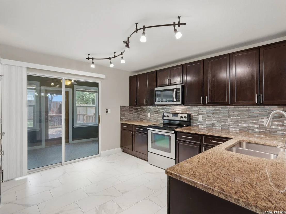 Photo of 414 WALNUT CRST