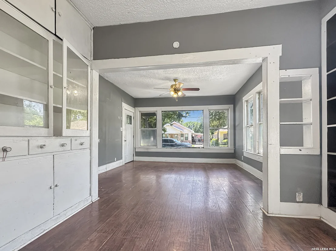 Photo of 423 Barrett Place