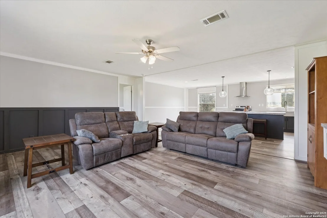 Photo of 385 Forest Oaks