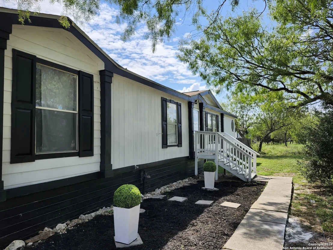 Photo of 905 COUNTY ROAD 3821