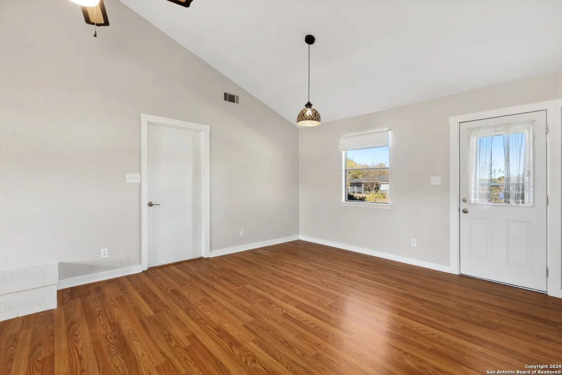 Photo of 8 ROSELAWN CIR