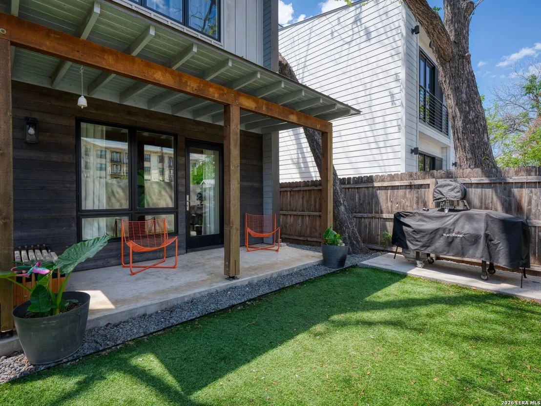 Photo of 325 LAVACA ST
