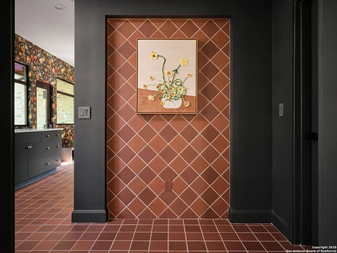 Photo of 353 Lakeview Blvd