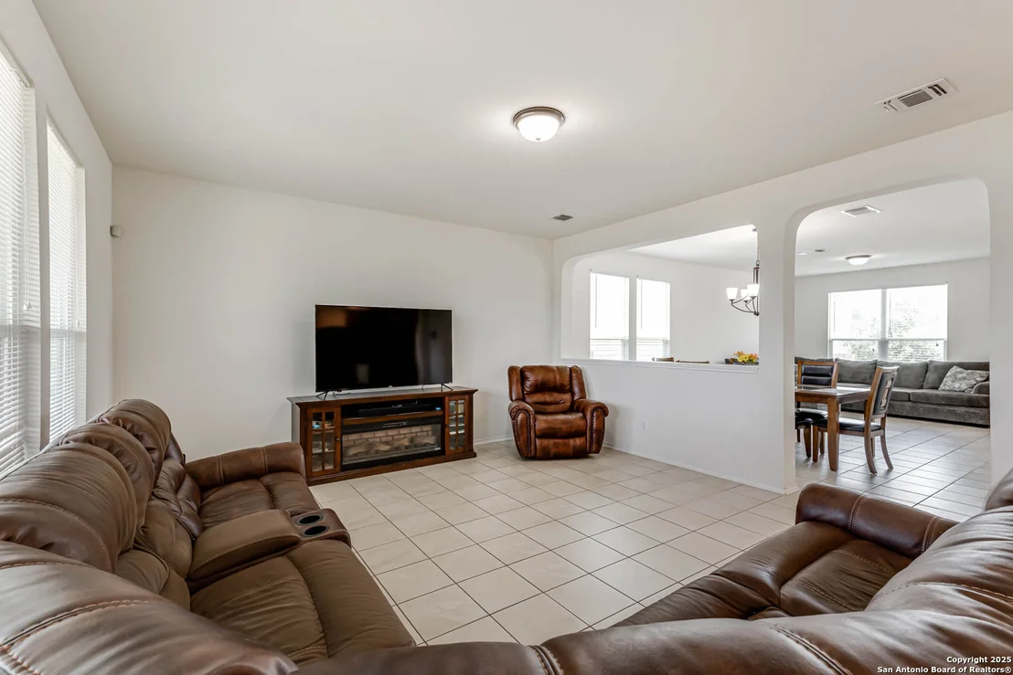 Photo of 524 LANDMARK OAK