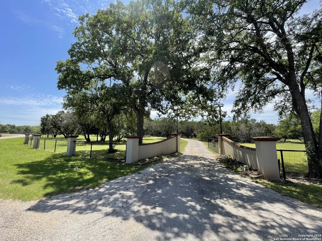 Photo of 450 Georg Oaks