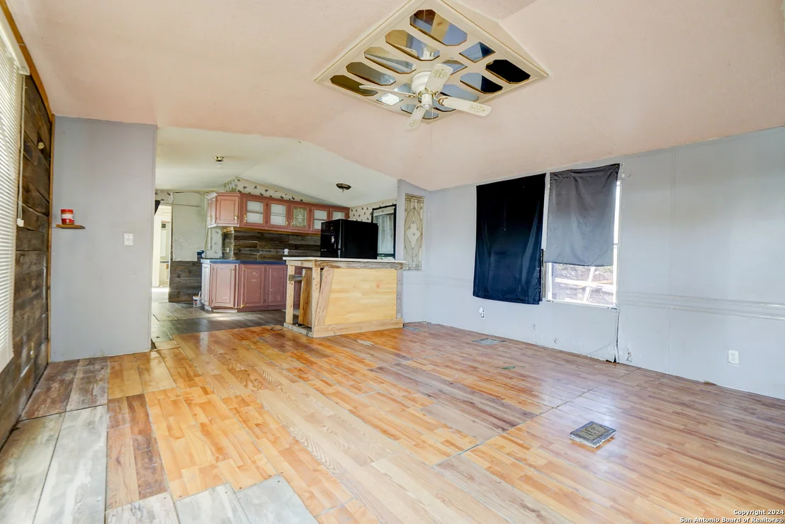 Photo of 1122 Valeria