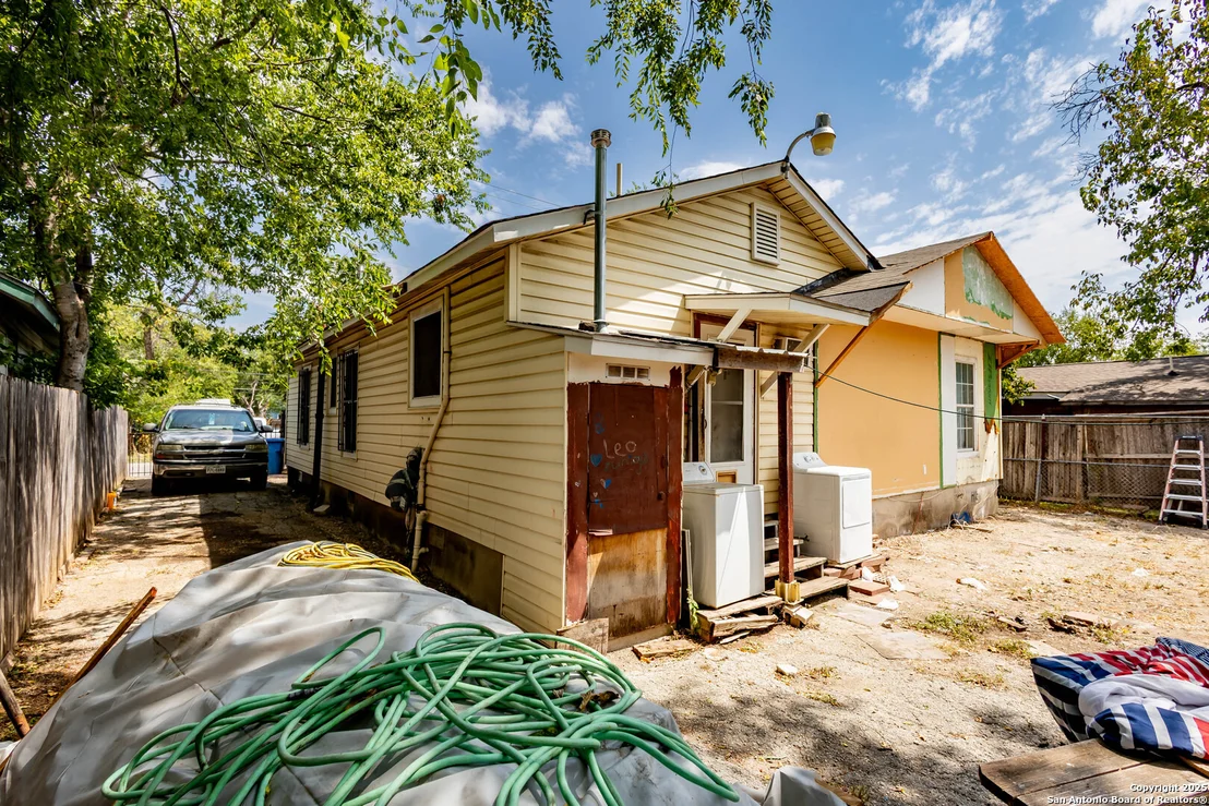 Photo of 2040 W Laurel