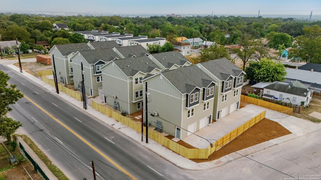 Photo of 1502 S Walters