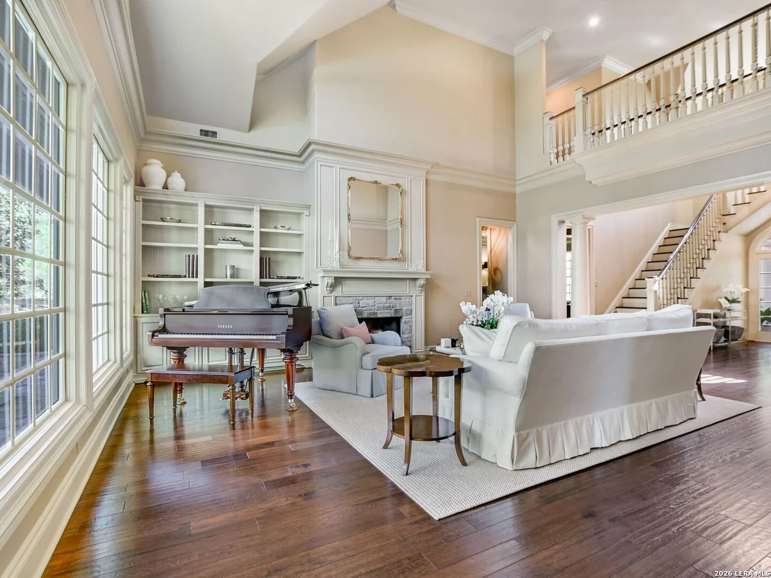 Photo of 914 Moonlight Dr