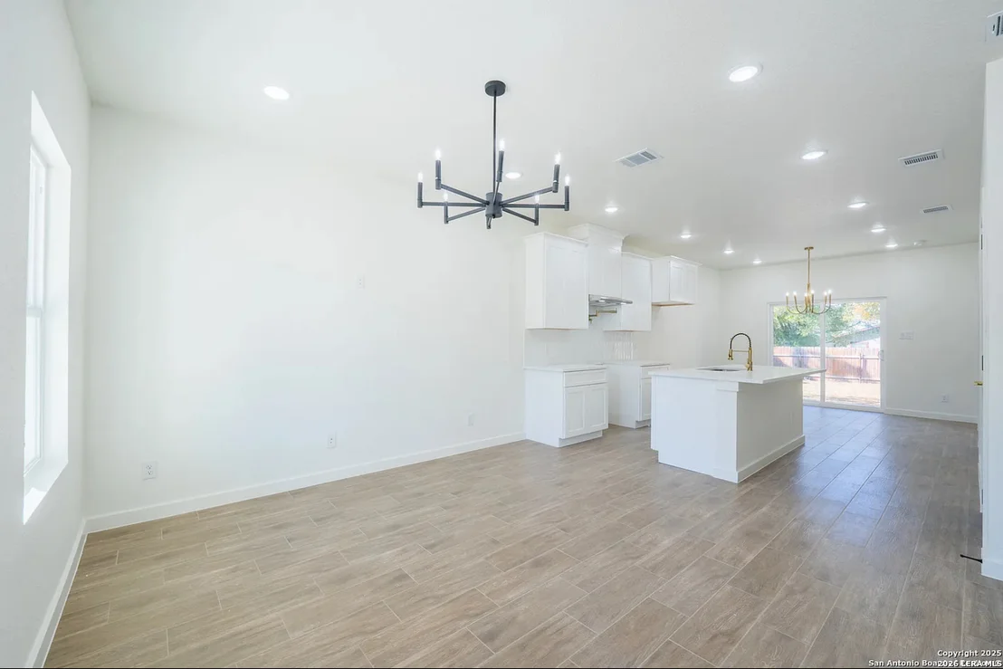Photo of 229 Colonial Ln