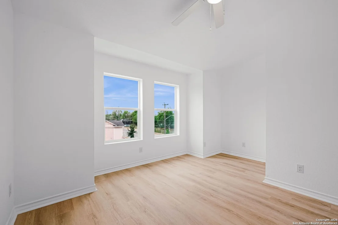 Photo of 1502 S Walters