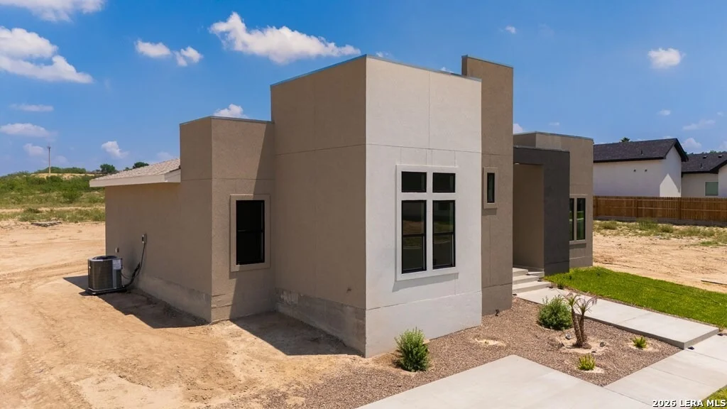 Photo of 825 Ceniza Dr.