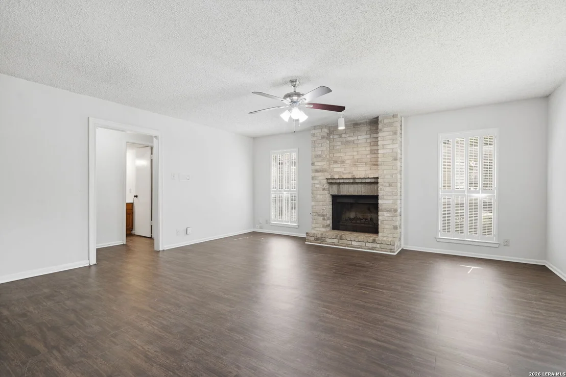Photo of 2703 Red Tree